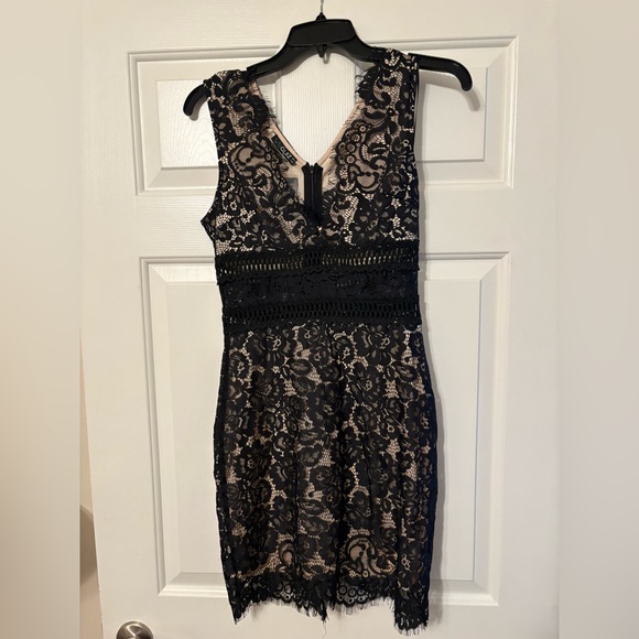 Elegant Black Lace Mini Dress - Picture 1 of 4